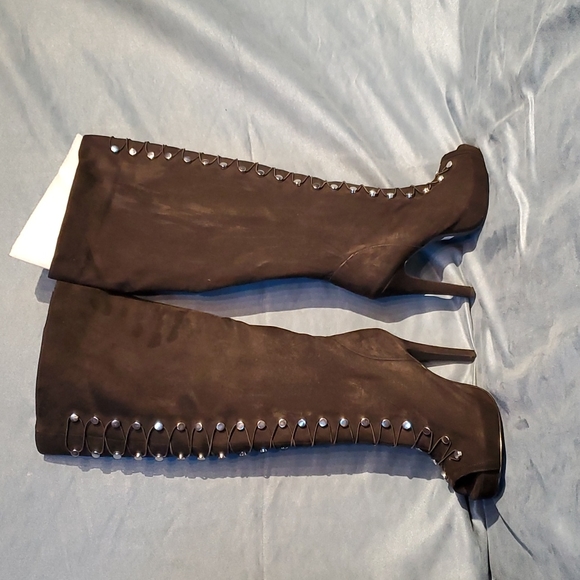 NWT Torrid sexy Black boots with rounds studs and  peep toe - Picture 3 of 11